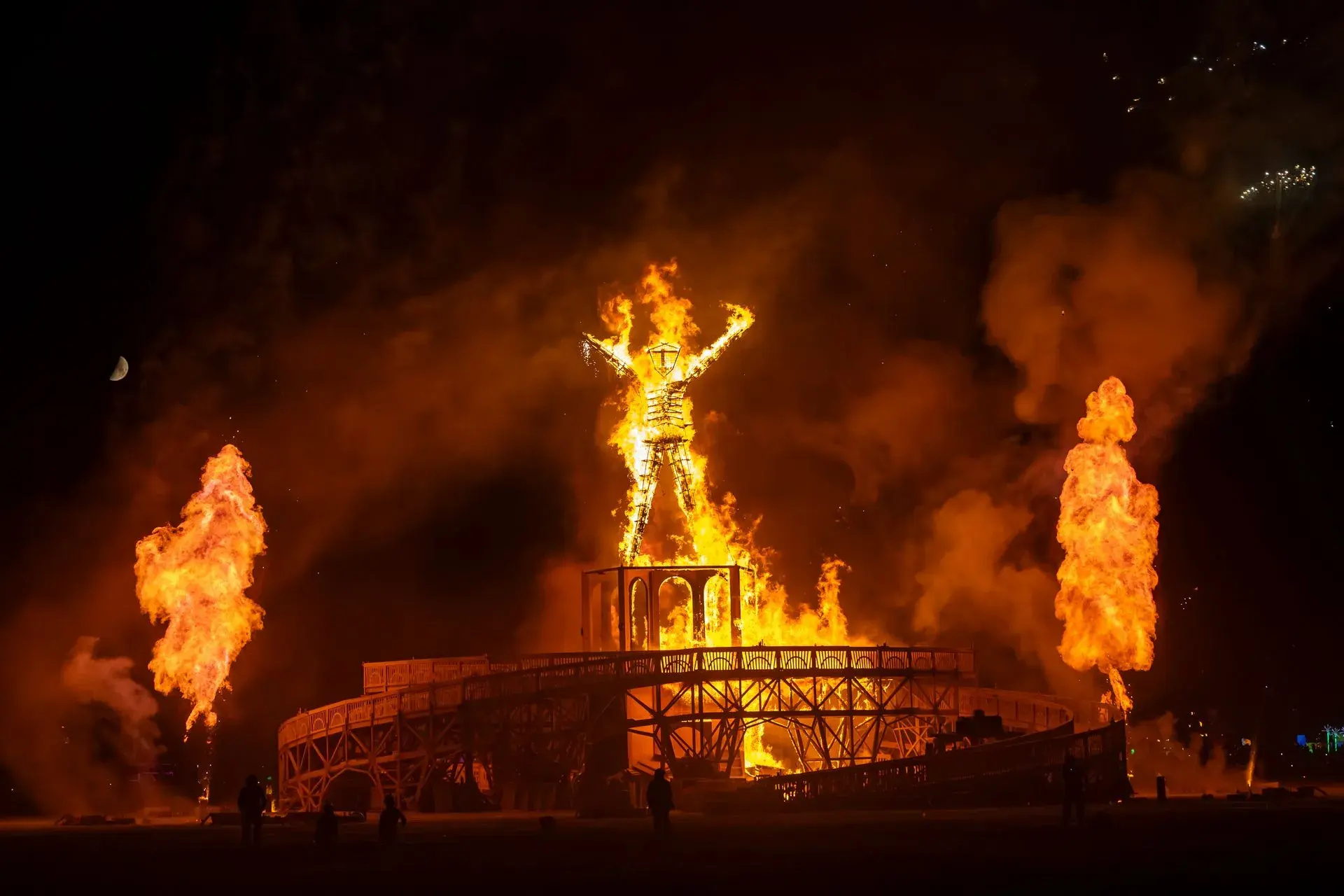 Incendie-de-la-sculpture-The-Man-lors-du-Burning-Man-Festival-dans-le-désert-du-Nevada
