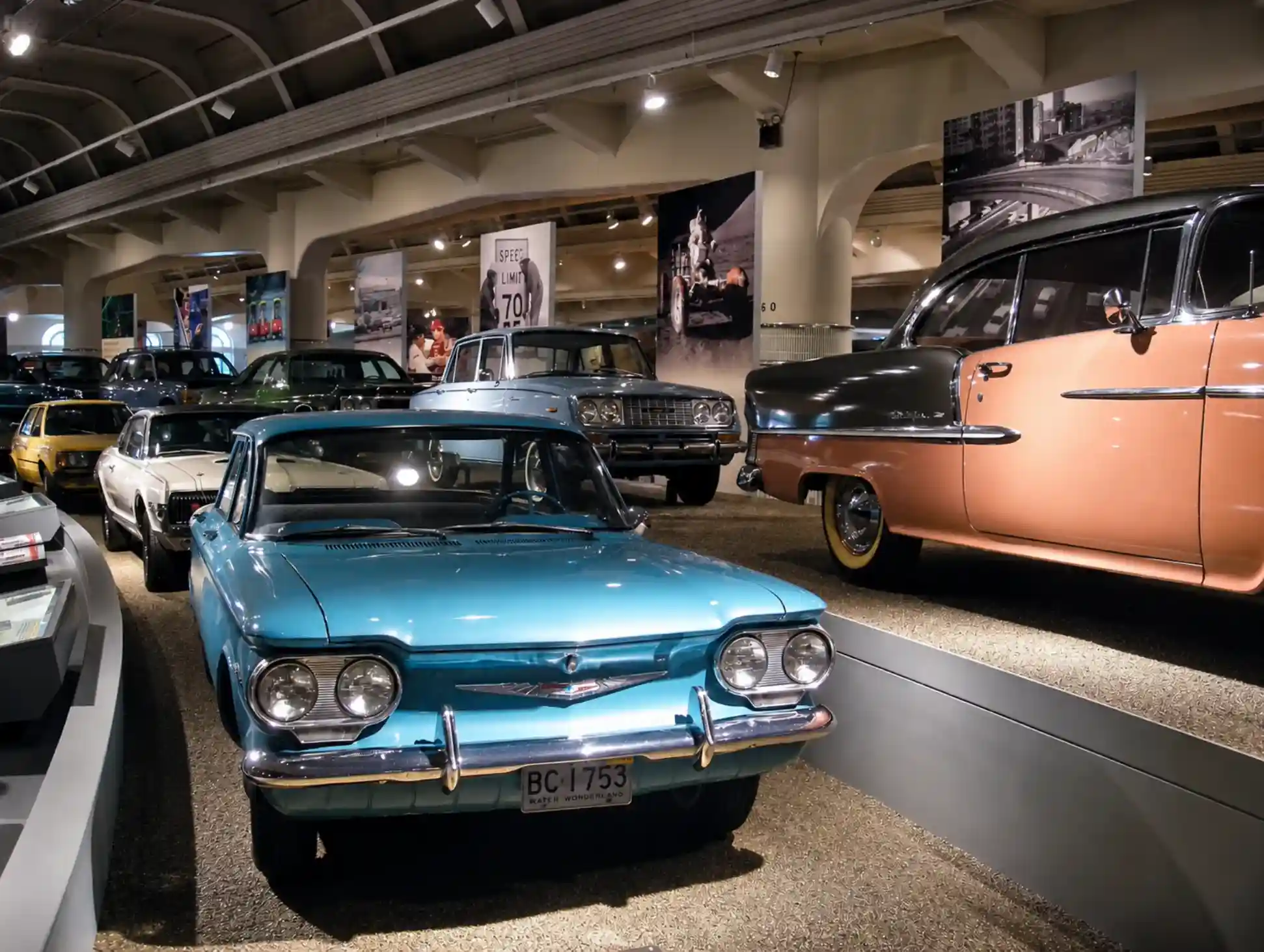 Collection-de-voitures-anciennes-exposées-au-Henry-Ford-Museum-dans-le-Michigan