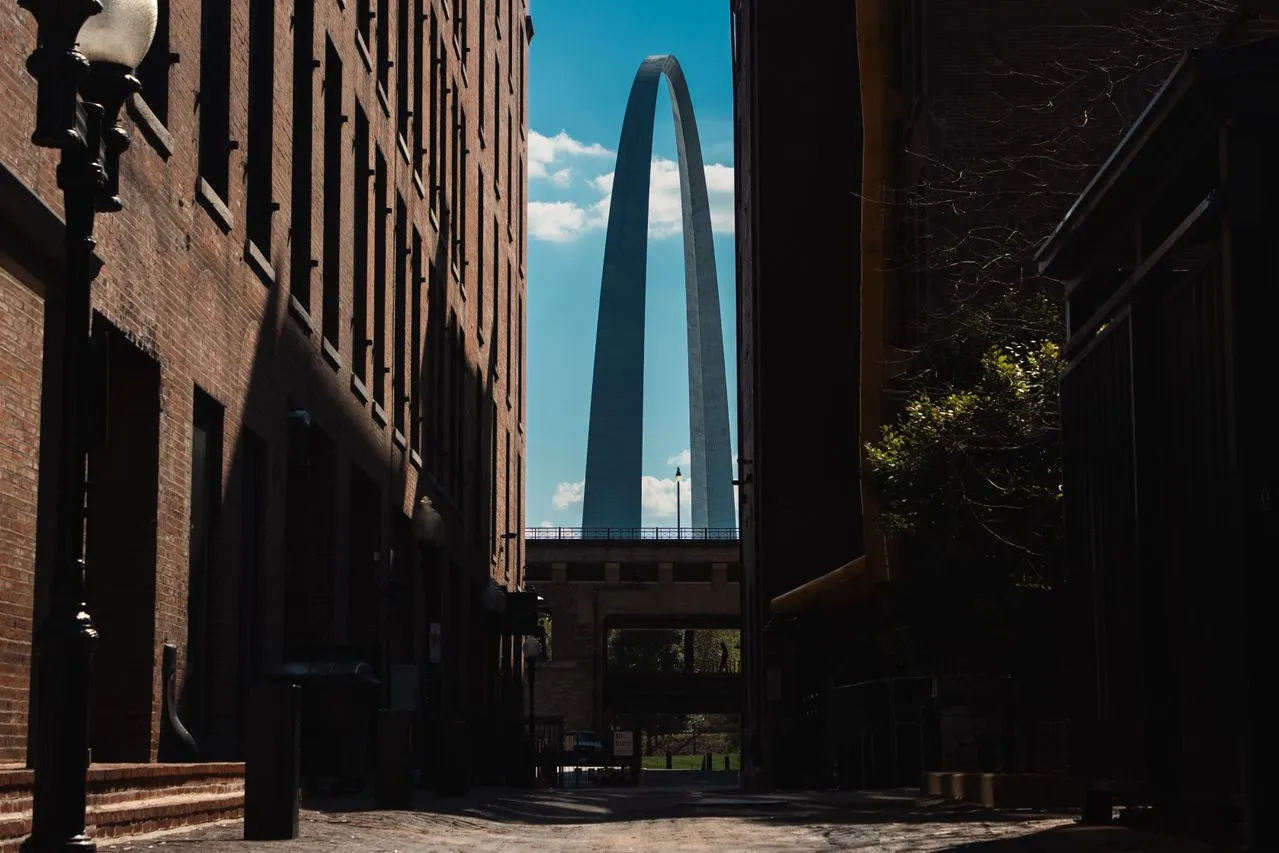 gateway-arch-visible-depuis-une-rue-du-centre-ville-de-saint-louis