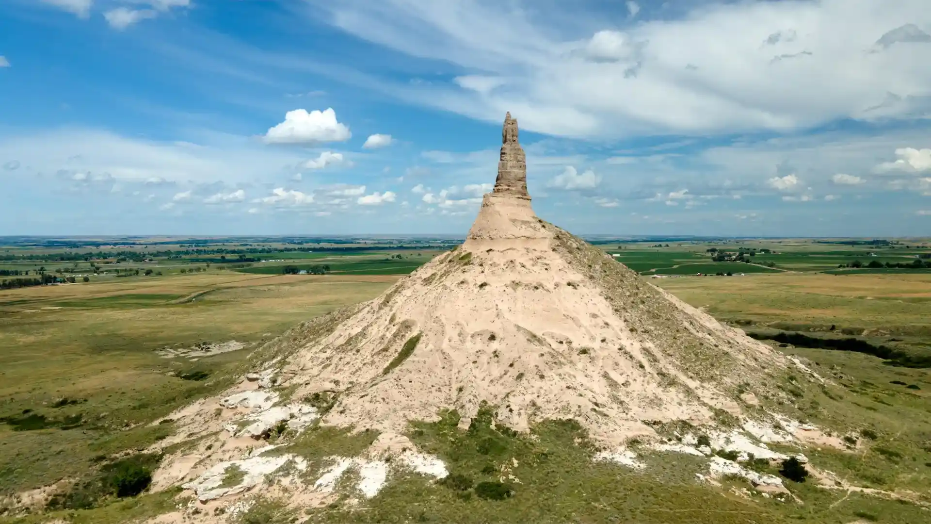 Vue-sur-Chimney-Rock-monument-naturel-emblématique-du-Nebraska-ayant-servi-de-repère-aux-pionniers-de-la-conquête-de-l-Ouest-américain