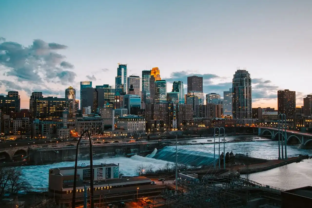 Vue-de-la-skyline-de-Minneapolis-et-du-fleuve-Mississippi
