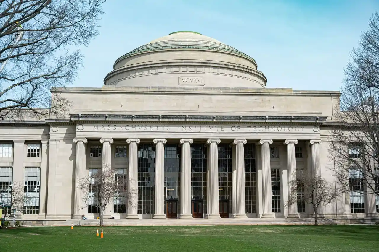 Façade-du-Great-Dome-sur-le-campus-du-MIT-à-Cambridge-dans-le-Massachusetts