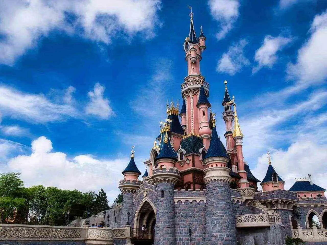 visiteurs-dans-un-parc-d-attraction-en-californie-avec-decor-hollywoodien