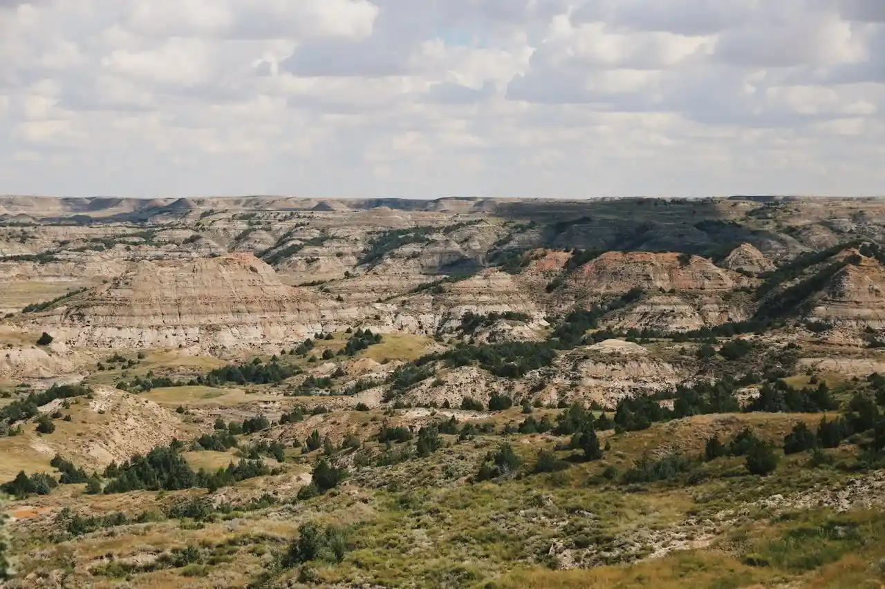 paysages-des-badlands-dans-le-parc-theodore-roosevelt-au-dakota-du-nord