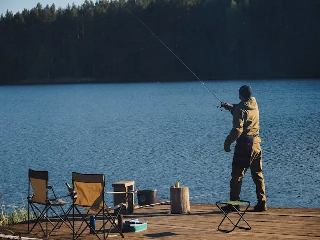pecheur-dans-la-riviere-kenai-pendant-la-saison-du-saumon-en-alaska