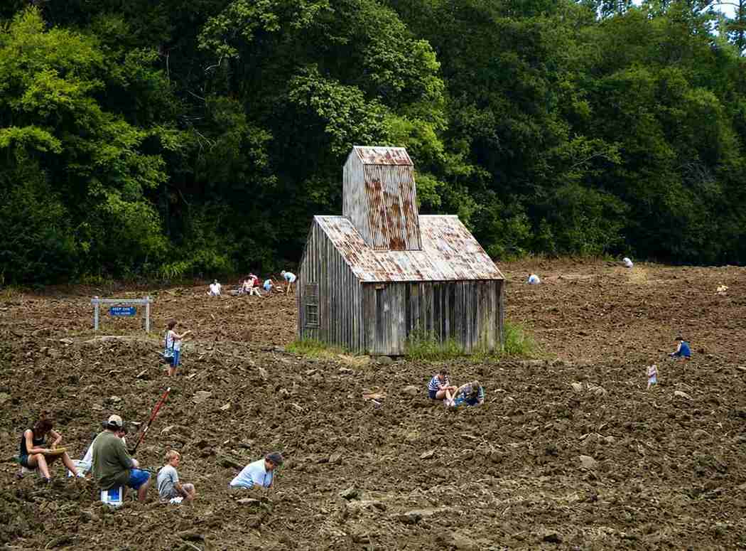voyageurs-cherchant-des-diamants-au-crater-of-diamonds-en-arkansas