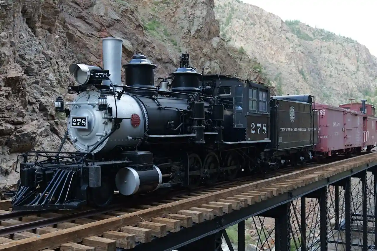 train-historique-durango-silverton-traversant-les-montagnes-du-colorado