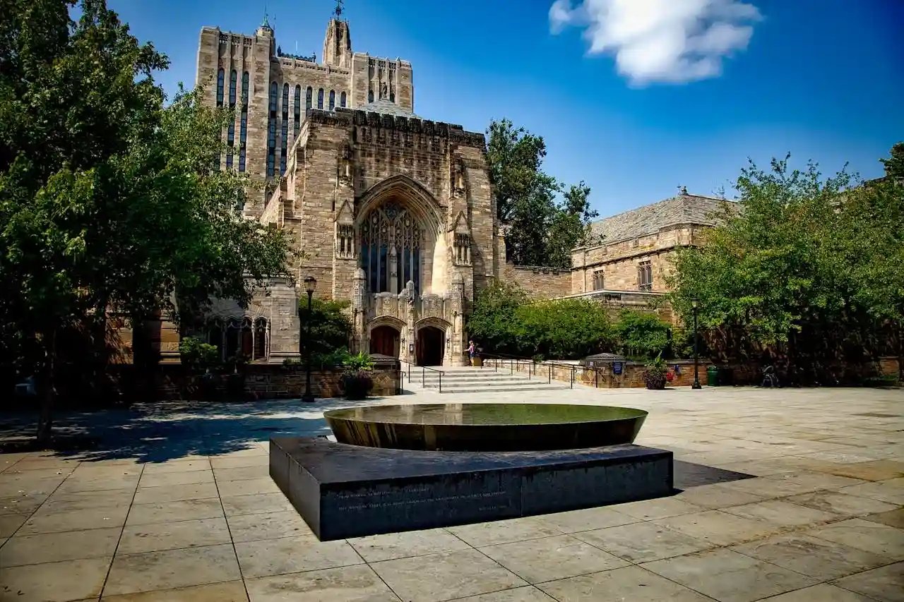 batiment-historique-sur-le-campus-de-l-universite-de-yale-a-new-haven