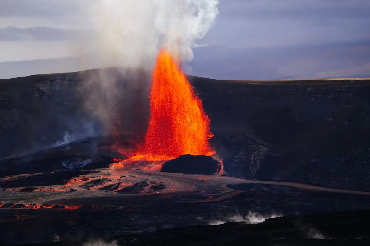 vue-du-volcan-kilauea-en-activite-dans-le-parc-national-des-volcans-dhawai